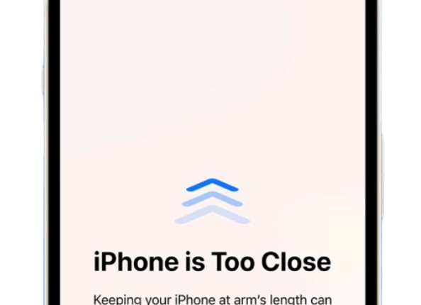 I IOS 17 kan din iPhone advare dig, hvis du holde den for tæt på øjnene i længere tid 👁 👁 og kan medvirke til at hindre nærsynethed hos&nbsp;børn.